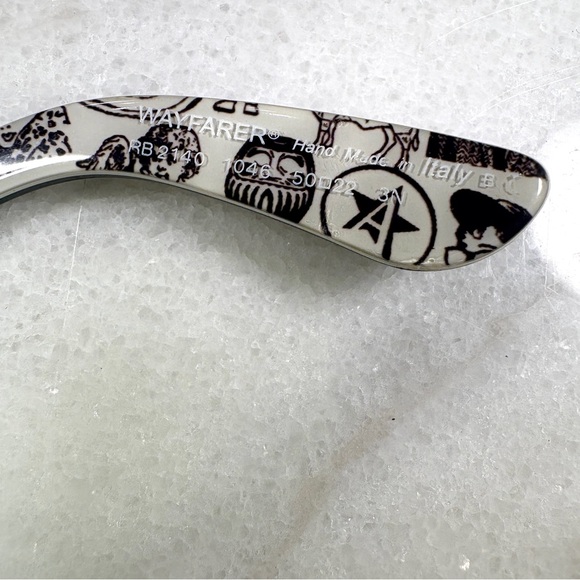 Ray-Ban Wayfarer Special Series Comics Sunglasses with Case - Picture 3 of 7